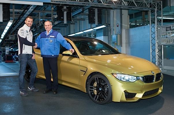 BMW Werk München: Start Serienproduktion BMW M4 Coupé - Hermann Bohrer, Leiter BMW Werk München mit DTM Fahrer Martin Tomczyk ...